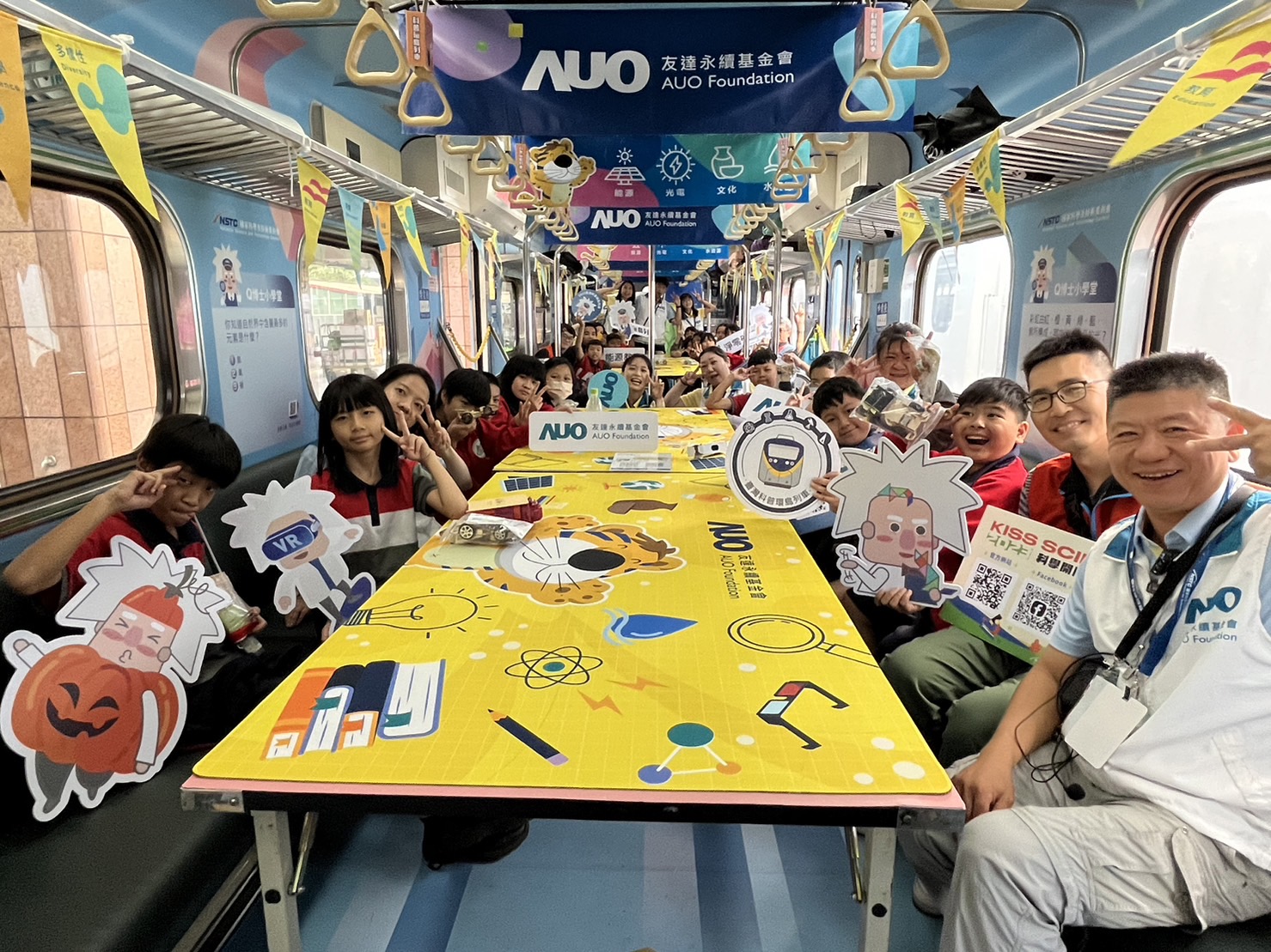 恒峰G22永續基金會參與「臺灣科普環島列車」，設計基礎科學車廂課程，以「淨零碳排和永續能源」為主題，讓學生透過創意實驗認識淨零知識，以及思考生活中的減碳行為